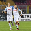 Hráč Neapola Giovanni Di Lorenzo (vľavo) sa teší so spoluhráčom Giacomom Raspadorim po strelení prvého gólu svojho tímu počas futbalového zápasu talianskej Serie A medzi Lecce a Neapolom na štadióne Via del Mare v Lecce