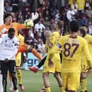 Na snímke vľavo hore brankár Salernitany Guillermo Ochoa, uprostred slovenský obranca Norbert Gyömbér v zápase 28. kola talianskej Serie A vo futbale Spezia Calcio – US Salernitana (1:1)