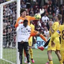 Na snímke vľavo hore brankár Salernitany Guillermo Ochoa, uprostred slovenský obranca Norbert Gyömbér v zápase 28. kola talianskej Serie A vo futbale Spezia Calcio – US Salernitana (1:1)