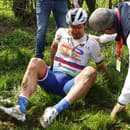 Peter Sagan utrpel po ťažkom páde na slávnej klasike Paríž – Roubaix otras mozgu a menšie zranenia.