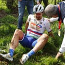 Peter Sagan utrpel po ťažkom páde na slávnej klasike Paríž – Roubaix otras mozgu a menšie zranenia.