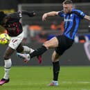 Slovenský futbalista v drese Interu Miláno Milan Škriniar (uprostred).