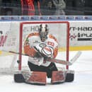 Brankár Dominik Riečický (Košice) a Dávid Okoličány (Michalovce) v šiestom zápase semifinále play-off hokejovej Tipos extraligy.