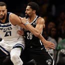 Francúzsky pivot Rudy Gobert (vľavo) patrí dlhodobo medzi najlepších obrancov v NBA.