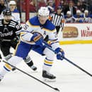 Obranca Rasmus Dahlin (26) z Buddala Sabres, uprostred slovenský hokejista Tomáš Tatar a vľavo Nico Hischier (obaja New Jersey Devils).