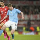  Leroy Sane z Bayernu (vľavo) atakuje Kevina De Bruynea.