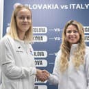 Vľavo Anna Karolína Schmiedlová (Slovensko) a Camila Giorgiová (Taliansko) pózujú počas žrebu kvalifikácie na tenisový turnaj Pohára Billie - Jean Kingovej Slovensko - Taliansko.