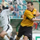 2002: Rado (vpravo) v súboji s Maixnerom z Artmedie Petržalka.