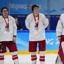 Ruskí hokejisti po zisku strieborných medailí na ZOH v Pekingu.