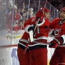 Carolina Hurricanes Jesper Fast (71) sa teší po strelení gólu v predĺžení druhého zápasu 1. kola play off.