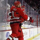 Carolina Hurricanes Jesper Fast (71) sa teší po strelení gólu v druhom zápase 1. kola play off.