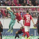 Brankár Bayernu Yann Sommer chytá loptu pred Stefanom Bellom z Mainzu vo futbalovom zápase nemeckej Bundesligy 1. FSV Mainz 05 – Bayern Mníchov.