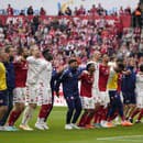 Hráči Mainzu oslavujú výhru s Bayernom.