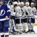 Brayden Point (Tampa Bay) odchádza z ľadu po výhre Toronta v predĺžení.