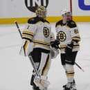 Hráči Bostonu Bruins Jeremy Swayman (1), Dmitrij Orlov (81) a Taylor Hall (71)  sa tešia po víťazstve.