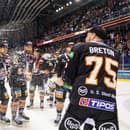 Hráči HC Košice oslavujú majstrovský titul.