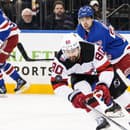 Útočníka Devils Tomáša Tatara (vpredu) sa snaží atakovať Filip Chytil z New Yorku Rangers.