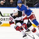 Útočníka Devils Tomáša Tatara (vpredu) sa snaží atakovať Filip Chytil z New Yorku Rangers.