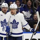 Auston Matthews (v strede) prispel dvoma gólmi k výhre Toronta na ľade Tampy Bay.