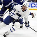 Auston Matthews prispel dvoma gólmi k výhre Toronta na ľade Tampy Bay.