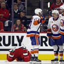 Hokejisti New York Islanders oslavujú presný zásah. 