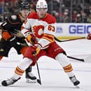 Slovenský hokejista Adam Ružička (vpravo) v drese Calgary Flames.