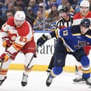 Slovenský hokejista Adam Ružička (vľavo) v drese Calgary Flames.