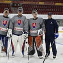 Zľava trojica brankárov Stanislav Škovránek, Samuel Hlavaj a Dominik Riečický s trénerom brankárov Petrom Kosom.