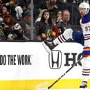 Kapitán Edmontonu Oilers Connor McDavid sa teší po strelení gólu.