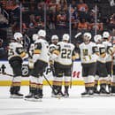 Hokejisti Vegas Golden Knights oslavujú víťazstvo v zápase. 