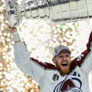 Gabriel Landeskog drží nad hlavou Stanleyho pohár.