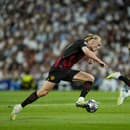 Hráč Manchesteru City Erling Haaland (vľavo) kontroluje loptu vo futbalovom zápase semifinále Ligy majstrov Real Madrid - Manchester City.