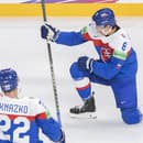 Slovenskí hokejisti sprava Martin Chromiak a Samuel Kňažko sa tešia po strelení úvodného gólu v presilovke.