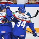 Slovenskí hokejisti sprava Peter Cehlárik,  Samuel Kňažko, Pavol Regenda a Martin Chromiak sa tešia po strelení úvodného gólu.