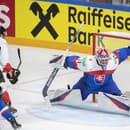 Vpravo brankár Slovenska Samuel Hlavaj, vľavo obranca Šimon Nemec a uprostred útočník Kanady Jack McBain v zápase.