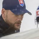 Vľavo asistent trénera Andrej Podkonický a vpravo slovenský hokejový reprezentant Libor Hudáček počas tréningu na MS.