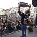 Z osláv majstrovského titulu hokejistov HC Košice pri Dolnej bráne v Košiciach. Marek Bartánus s pohárom
