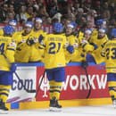 Švédski hokejisti sa tešia po strelení gólu.