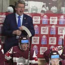 Tréner lotyšskej hokejovej reprezentácie Harijs Vitolinš kričí na striedačke vo štvrťfinálovom zápase Lotyšsko - Švédsko.