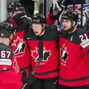 Kanadský hráč Jack Quinn (uprostred) oslavuje so spoluhráčmi.