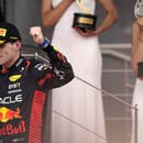 Holandský pilot formuly 1 Max Verstappen z tímu Red Bull oslavuje víťazstvo vo Veľkej cene Monaka na okruhu v Monte Carlo.
