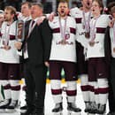 Hráči Lotyšska oslavujú bronzové medaily na 86. majstrovstvách sveta v ľadovom hokeji.