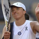 Poľská tenistka Iga Swiateková sa teší po víťazstve nad Španielkou Cristinou Bucsovou v 1. kole dvojhry na grandslamovom turnaji Roland Garros.