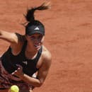 Americká tenistka Jessica Pegulová podáva proti Talianke Camille Giorgiovej v zápase 2. kola ženskej dvojhry na grandslamovom turnaji Roland Garros v Paríži.