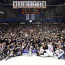 Na snímke hokejisti HC Košice sa tešia z víťazstva a zisku majstrovského titulu.