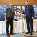 Na snímke prezident Slovenského zväzu ľadového hokeja (SZĽH) Miroslav Šatan a tréner slovenskej hokejovej reprezentácie Craig Ramsay pri preberaní darčekov počas tlačovej konferencie.