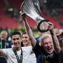 Na snímke tréner West Hamu David Moyes oslavuje s pohárovou trofejou po víťazstve vo finále.