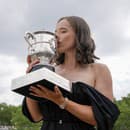 Iga Swiateková si deň po finále už vzácnu trofej Suzanne Lenglenovej strážila ako oko v hlave.