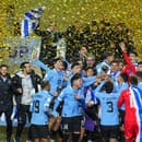 Na snímke hráči Uruguaja oslavujú s trofejou majstrovský titul.