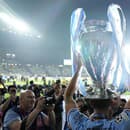 Futbalista Manchestru City John Stones pózuje s trofejou.